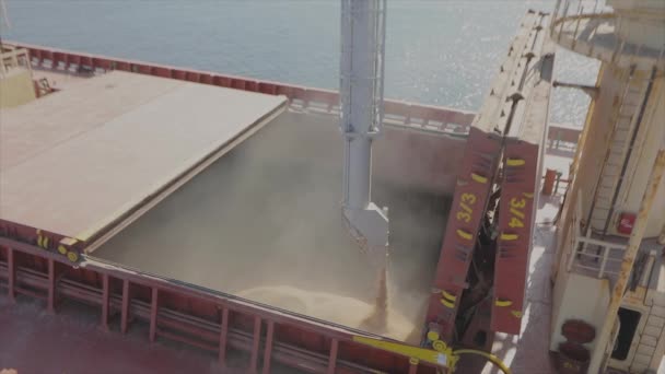 Caricare il grano in una petroliera, una nave con il grano. Caricamento del grano in una nave da carico — Video Stock