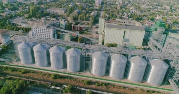 Сучасний зерновий силос. Зберігання зерна в металевому елеваторі — стокове відео