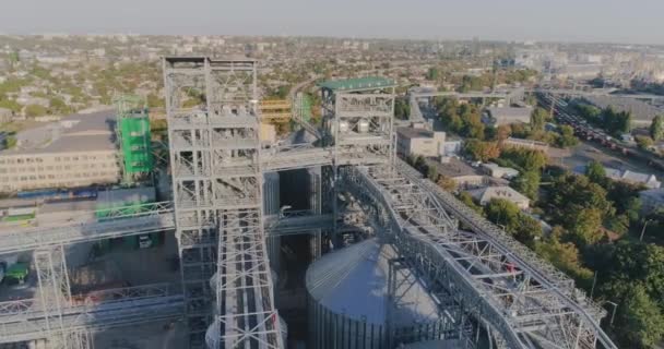 Vista aerea dell'ascensore del grano, ascensore del grano d'acciaio. Stoccaggio industriale dei cereali — Video Stock