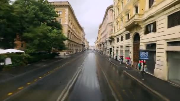 Пусті вулиці Італії під час дощу, пуста вулиця в Римі. — стокове відео