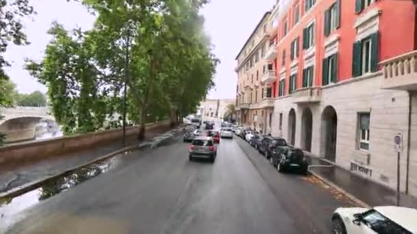 Strade vuote d'Italia sotto la pioggia, via vuota a Roma — Video Stock