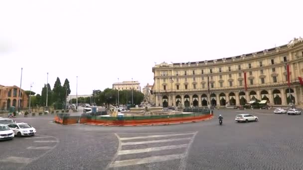 Ruas vazias da Itália, Roma. Dirija pelas ruas antigas de Roma. Ruas de Roma com uma janela de carro. — Vídeo de Stock