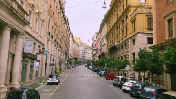 Straßen Roms, das gewöhnliche Leben auf den Straßen Roms. Autos fahren in Rom die Straße hinunter. Äußere der römischen Gebäude — Stockvideo