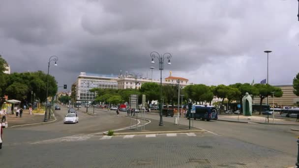 Bewölktes, regnerisches Wetter in Rom. Verkehr auf der Straße in Rom. Italienische Straßen — Stockvideo