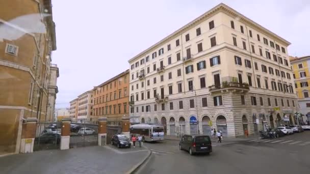 Ausflug nach Rom, Busausflug nach Rom. Straßen von Rom mit einem Autofenster — Stockvideo