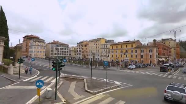 Eine Autofahrt durch die Straßen Roms, Straßen Roms mit Blick aus dem Autofenster. Alte Straßen von Rom — Stockvideo