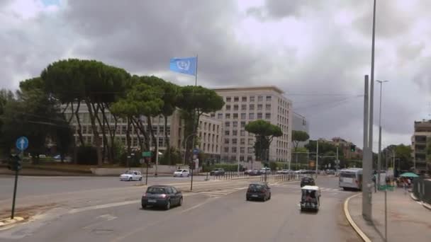Straten van Rome uitzicht vanuit het raam van een auto. Oude straten van Rome. Een autorit door de straten van Rome — Stockvideo