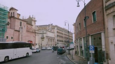 Roma sokakları bir arabanın penceresinden görünüyor. Roma 'nın eski sokakları. Roma sokaklarında arabayla bir gezi.