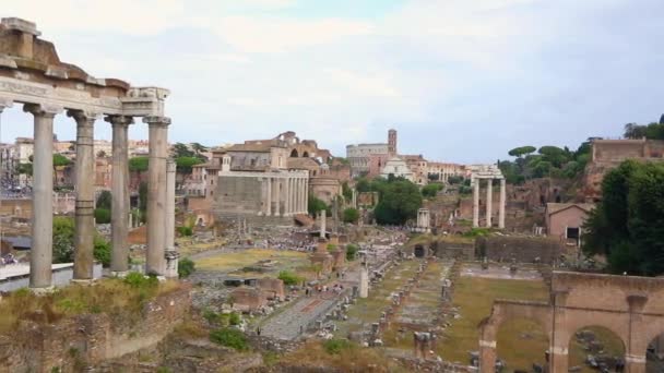 Tempel van Saturnus op het Forum Romanum in Rome. De ruïnes van het oude Rome. De ruïnes van het Forum Romanum — Stockvideo