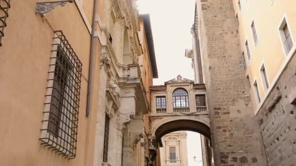 Una bella stradina a Roma, un ponte di casa in casa, un ponte tra le case vicine a Roma. — Video Stock