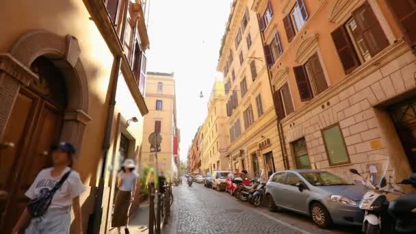Rua velha e estreita em Roma. Rua antiga em Roma. Carros estacionados ao longo de uma rua estreita em Roma — Vídeo de Stock