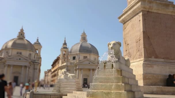 Fonte perto do Obelisco na Piazza del Popolo. Igreja de Santa Maria dei Miracoli — Vídeo de Stock