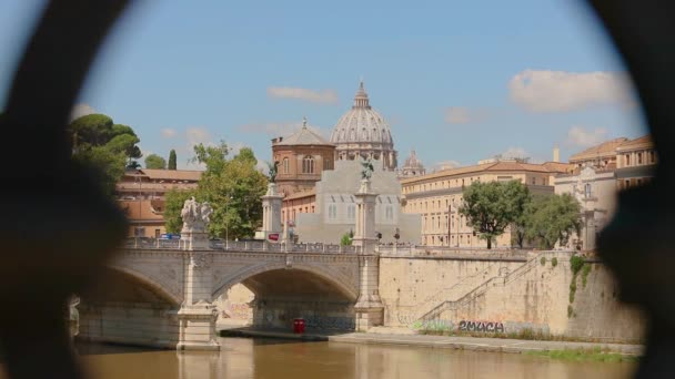 St. Peters Basiliek, koepels van St. Peters Basiliek, Vittorio Emanuele II brug, Rome, Italië — Stockvideo
