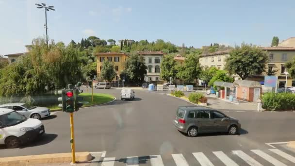 ローマの道路。ローマの道路上の交通車。道路の交差点、ローマ、イタリア — ストック動画