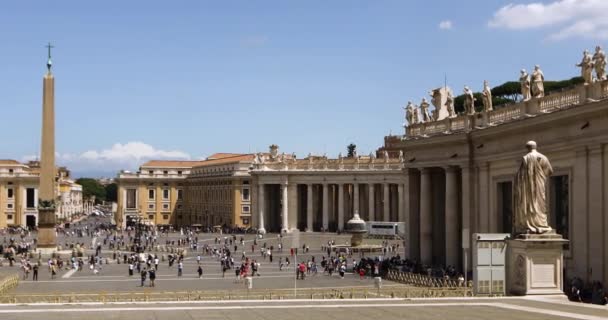 St. Peters Meydanı Panoraması. Birçok insan St. Peters Meydanı 'nda yürür. İtalya, Roma, — Stok video