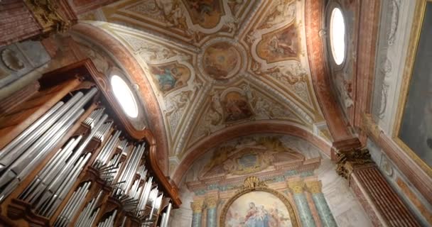 Un órgano de la iglesia, un órgano en una hermosa iglesia italiana — Vídeos de Stock