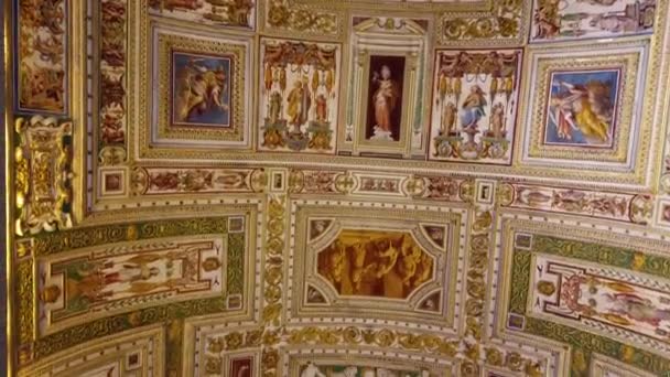 Zabytkowe sztukaterie i obrazy na ścianach włoskiego dova. Dekoracje ścienne wewnątrz włoskich pałaców — Wideo stockowe