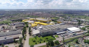 Modern bir fabrikaya yayılmış. Modern bir fabrikanın dışı. Modern fabrika hava görüntüsü