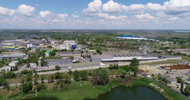 Nowoczesny budynek przemysłowy z widokiem z powietrza, Szary budynek przemysłowy z góry — Wideo stockowe