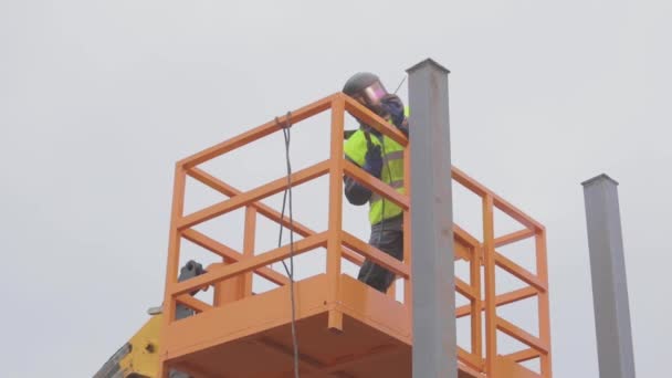 Soldador no trabalho em câmera lenta, processo de soldagem de metal. Soldadores em um canteiro de obras — Vídeo de Stock