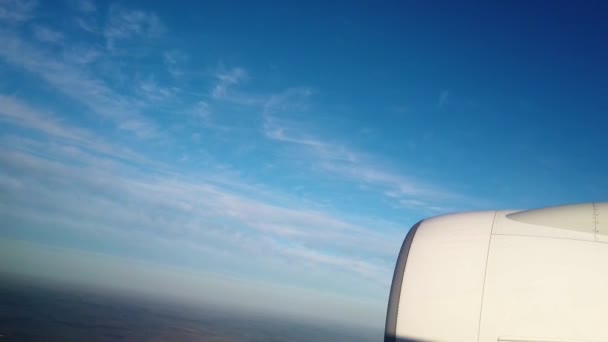 Vista desde la ventana del avión, Skyline a través del ojo de buey en un avión — Vídeos de Stock