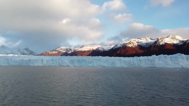 Ghiacciaio grigio Patagonia, Veduta panoramica del lago grigio, Patagonia, Cile — Video Stock