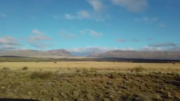 Pohled na chile pole z okna auta. Krásná příroda patagonie s oknem auta — Stock video