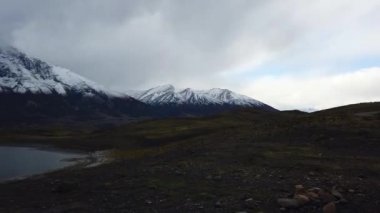 Torres del Paine Dağı ve Cerro Payne Grande manzarası. Şili 'deki Nordenskjold Gölü, Patagonya.