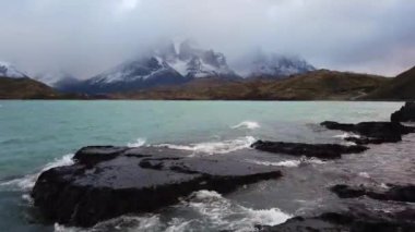 Şili 'deki Nordenskjold Gölü, Patagonya. Cerro Payne Grande Dağı ve Torres del Paine manzarası.