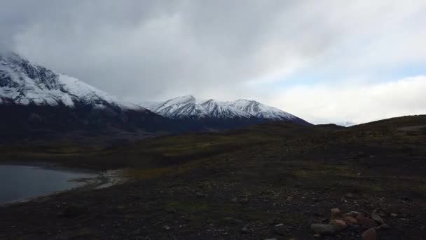 Uitzicht op de berg Torres del Paine en Cerro Payne Grande. Nordenskjold Lake in Chili, Patagonië. — Stockvideo