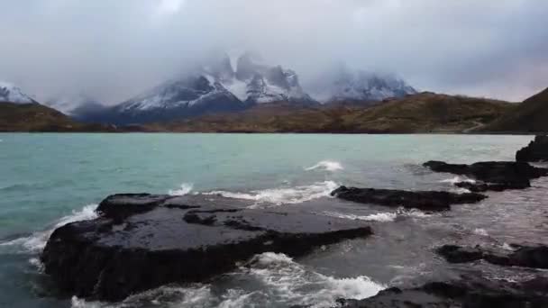 智利的Nordenskjold湖，Patagonia 。Cerro Payne Grande山和Torres del Paine山景观. — 图库视频影像