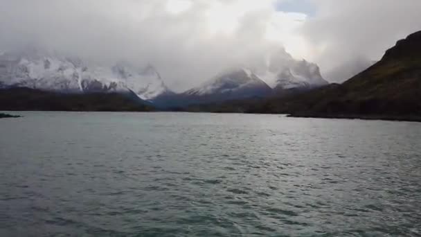 Kilátás a Cerro Payne Grande hegyre és Torres del Paine-re. Trekking Patagóniában a Cerro Paine Grande hegy mellett. — Stock videók