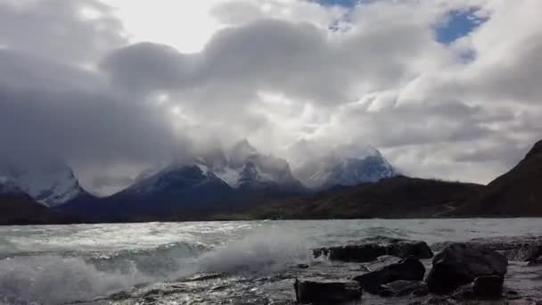 Pohled na hory Cerro Payne Grande a Torres del Paine. Trekking v Patagonii vedle hory Cerro Paine Grande. — Stock video