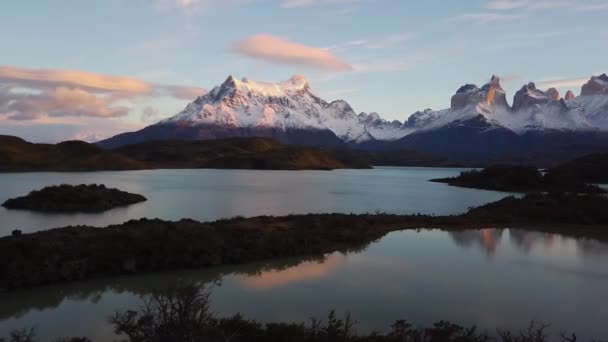 Pohled na hory Cerro Payne Grande a Torres del Paine při západu slunce — Stock video