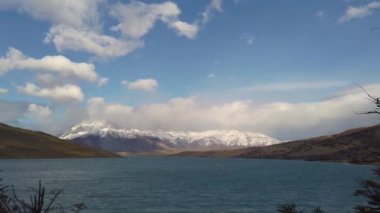 Patagonya 'da bir göl, arka planda dağlar. Patagonya dağları ve göllerinin renkli manzarası