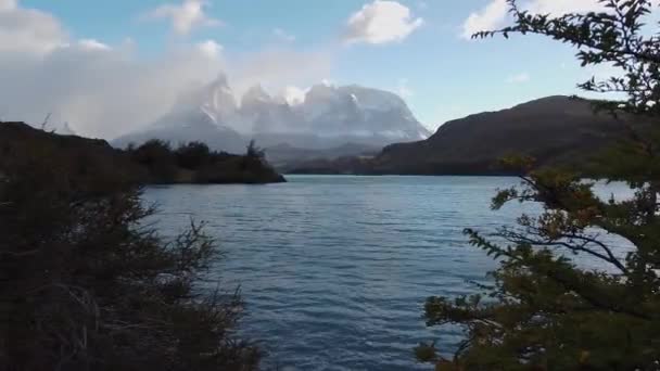 背景为Torres del Paine山Nordenskjold湖 — 图库视频影像