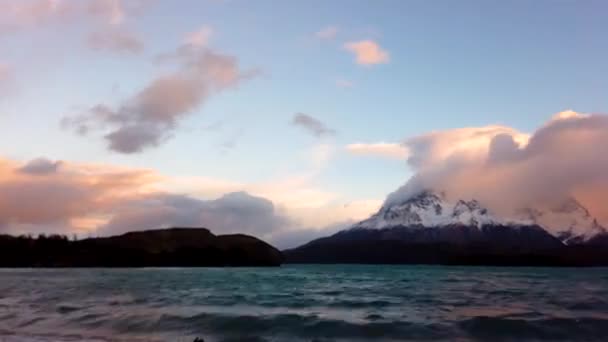Mount Cerro Payne Grande och Torres del Paine vid solnedgången förfaller. Nordenskjold Lake i Chile, Patagonien. — Stockvideo