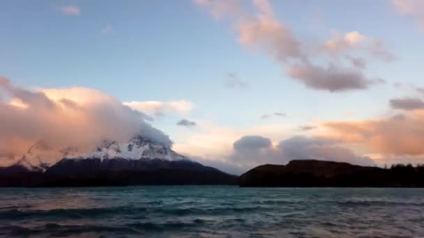 Bergen van patagonië bij zonsondergang. Mount Cerro Payne Grande en Torres del Paine bij zonsondergang, prachtige wolken boven de bergen — Stockvideo