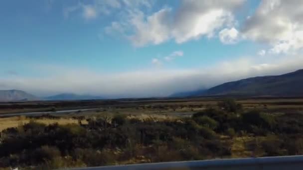 Vista dos campos de chile da janela do carro. Bela natureza da patagônia com janela do carro — Vídeo de Stock