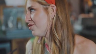 Kız bir arkadaşıyla yakın planda iletişim kuruyor. Genç bir kızın yakın plan yüzü.