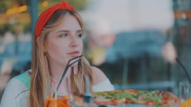 Kız pizzacıdaki bir adamla iletişim kuruyor. Pizzacıda randevusu olan bir kız. Güzel kız bir erkekle iletişim kurar.