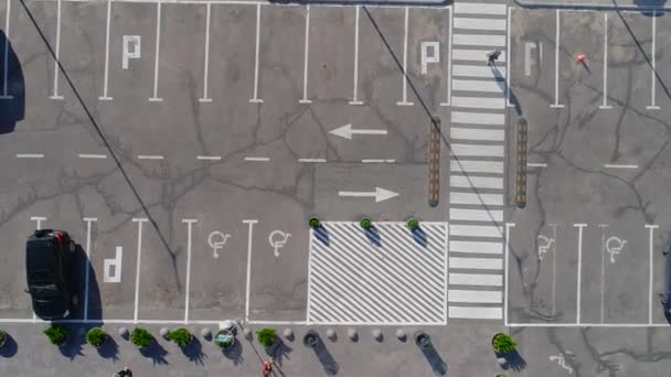 Vista superior do estacionamento, parque perto da loja, estacionamento grande para carros — Vídeo de Stock