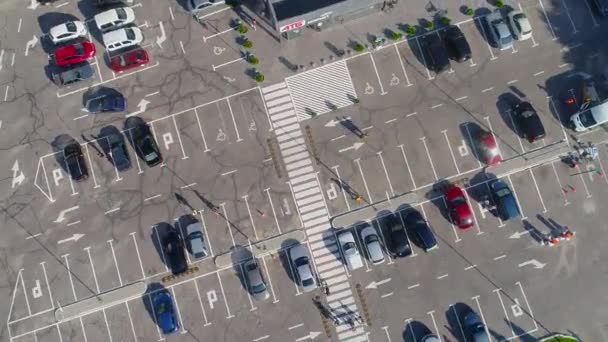 En hel del bilar på parkeringen ovanifrån. Parkering nära butiken utsikt från drönaren. — Stockvideo