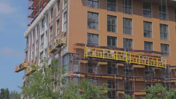 De bouw van het gebouw. Werk aan de buitenkant van het gebouw. Woningbouw — Stockvideo