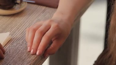 Randevuda iki çekingen el. İki el, erkek ve kadın. Yakın plan..