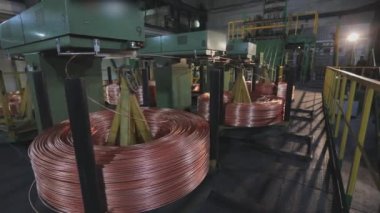 Yakın plan. Kablo üretimi ve fabrikadaki makineler. Modern kablo fabrikası. Kablo üretimi