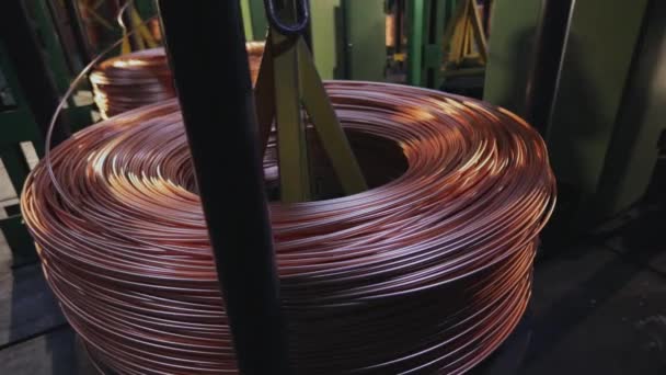 Moderne kabelfabriek. Productie van kabel. Een close-up. Kabeldraadproductie en machines in de fabriek. — Stockvideo