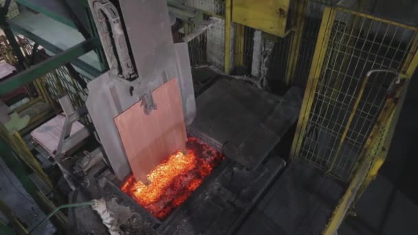 O forno com metal fundido. O derretimento de cobre no forno, o processo de fusão de cobre no forno. — Vídeo de Stock
