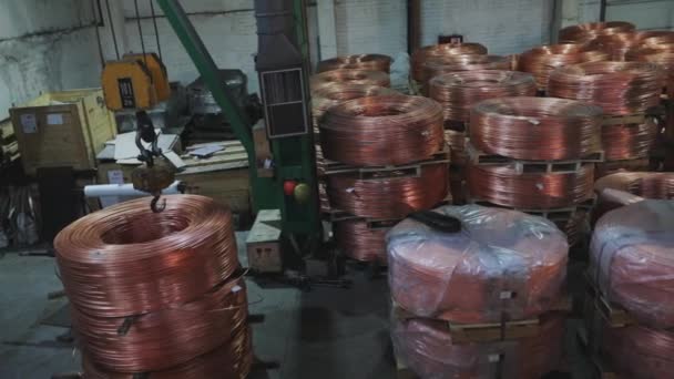 Bobinas con cable de cobre, almacén de bobinas con cable de cobre — Vídeos de Stock