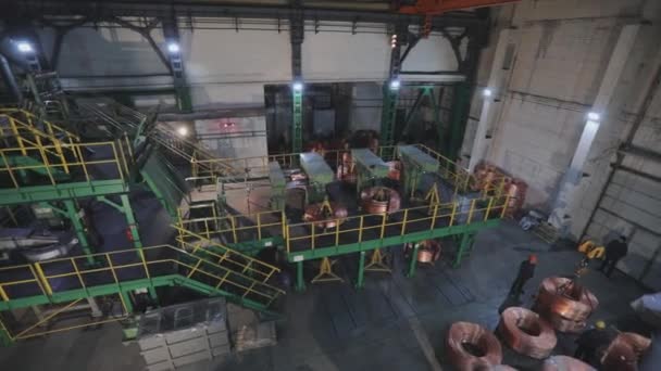 Fábrica de fabricação de cabos de cobre, plano geral dentro da oficina de fabricação de cabos, interior industrial — Vídeo de Stock